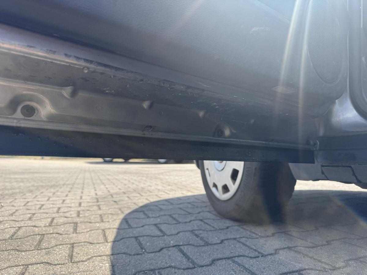 VW Passat 3BG original T&uuml;r vorn links LD7W Urban Grey Metallic Rohbau Bj.2004